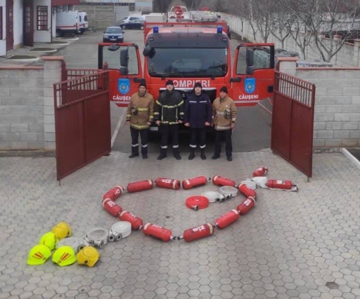 В Каушанах пожарные поздравили влюбленных оригинальным способом (ФОТО)