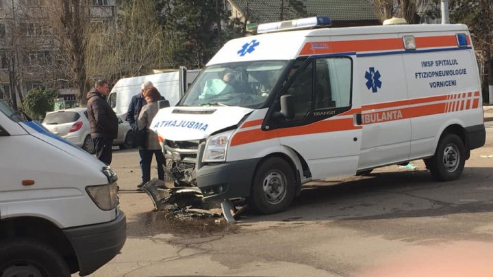 Машина cкорой помощи попала в ДТП в столице: пострадали пять человек 