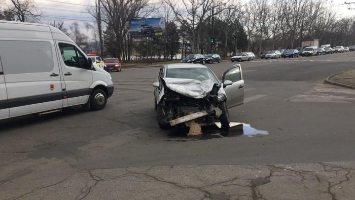 Машина cкорой помощи попала в ДТП в столице: пострадали пять человек 