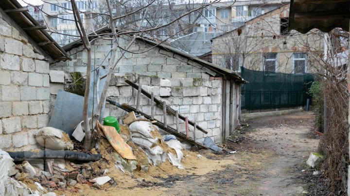 Свалка в историческом центре Кишинева: мэр не в курсе, жильцы близлежащих домов опасаются за свое здоровье (ФОТО)