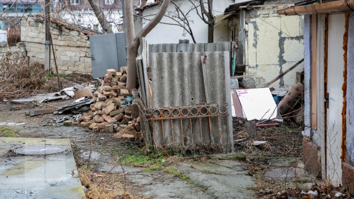 Свалка в историческом центре Кишинева: мэр не в курсе, жильцы близлежащих домов опасаются за свое здоровье (ФОТО)