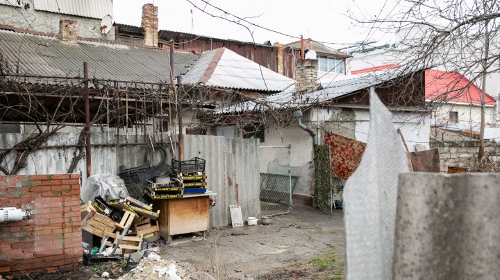 Свалка в историческом центре Кишинева: мэр не в курсе, жильцы близлежащих домов опасаются за свое здоровье (ФОТО)