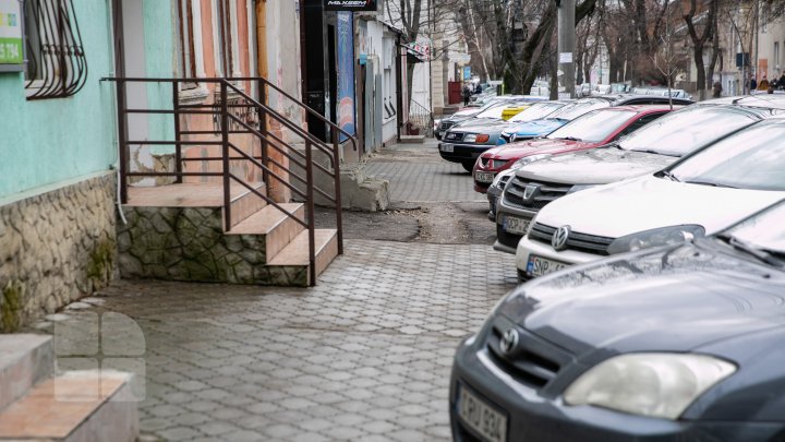 Свалка в историческом центре Кишинева: мэр не в курсе, жильцы близлежащих домов опасаются за свое здоровье (ФОТО)