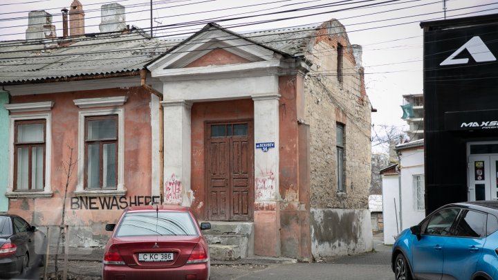 Свалка в историческом центре Кишинева: мэр не в курсе, жильцы близлежащих домов опасаются за свое здоровье (ФОТО)