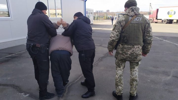 В Одесской области пограничникам пришлось силой "успокаивать" гражданина Молдовы (ВИДЕО)