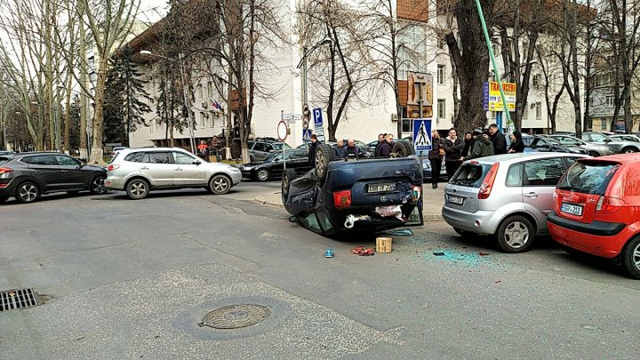 Автомобиль перевернулся на крышу в результате ДТП в центре столице (ВИДЕО)