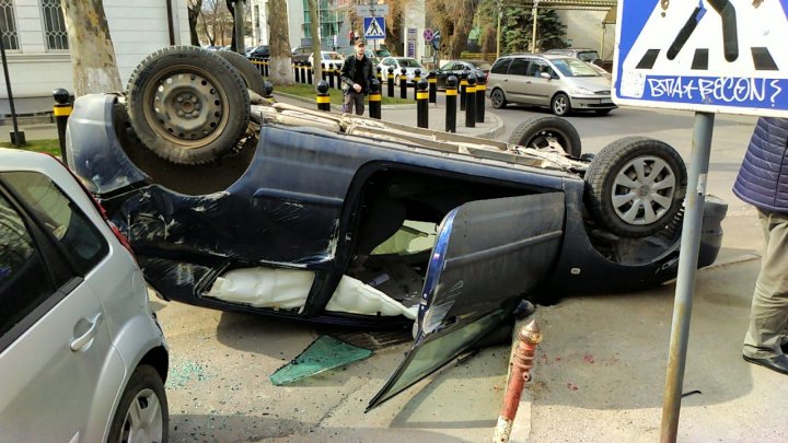 Автомобиль перевернулся на крышу в результате ДТП в центре столице (ВИДЕО)