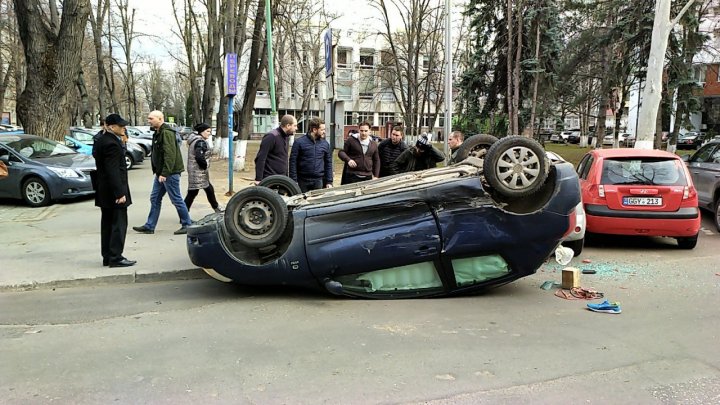 Автомобиль перевернулся на крышу в результате ДТП в центре столице (ВИДЕО)