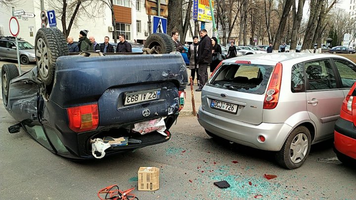 Автомобиль перевернулся на крышу в результате ДТП в центре столице (ВИДЕО)