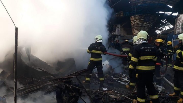 Пожар в крупнейшем торгововм центре Баку: 10 человек пострадали (ФОТО, ВИДЕО)