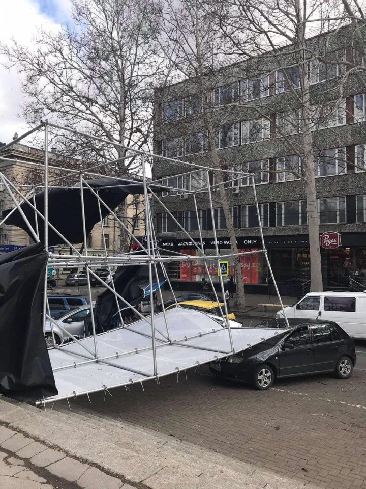 В центре столицы ветер повалил на машины рекламный щит (ФОТО)