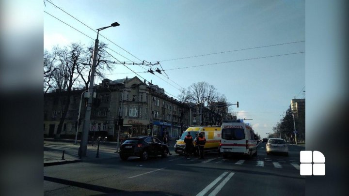 В центре столицы легковушка столкнулась с каретой скорой помощи (ФОТО, ВИДЕО)