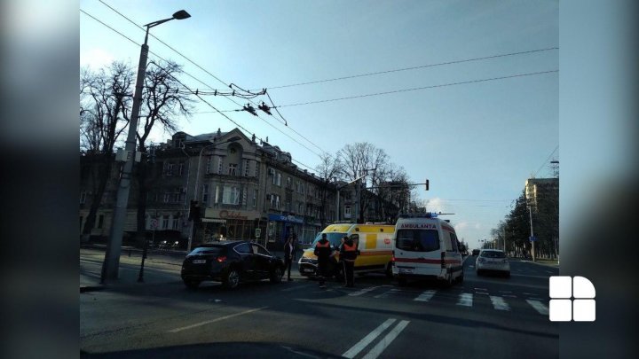 В центре столицы легковушка столкнулась с каретой скорой помощи (ФОТО, ВИДЕО)