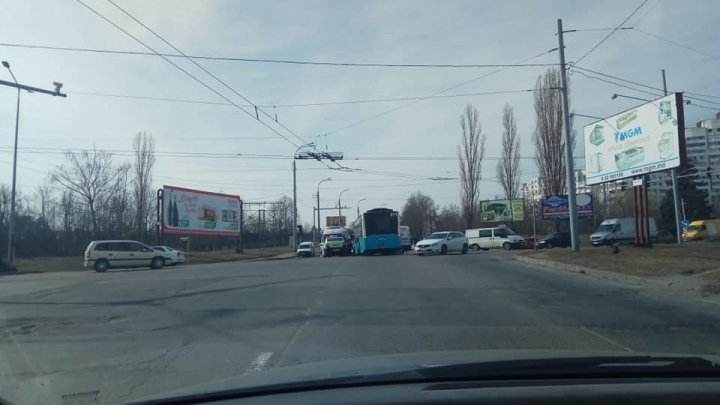 В столице автобус едва не перевернул машину скорой помощи (ФОТО, ВИДЕО)