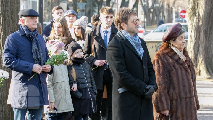 День рождения Григоре Виеру: поклонники его творчества, госчиновники и политики возлагают цветы на Аллее классиков
