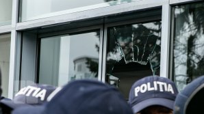 Мужчине, разбившему дверь в здании правительства, грозит тюремный срок