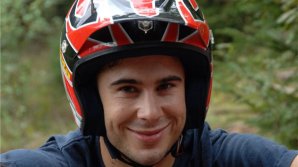 Мотоциклист Тони Боу проделал несколько экстремальных трюков в своем доме