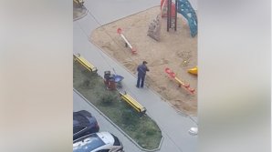 Изыди, вирус: в столице мужчина опрыскал водой детскую площадку (ВИДЕО)