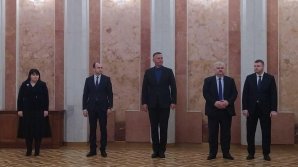 Расписывались одной ручкой, целовали один флаг: на церемонии присяги новых министров позабыли об угрозе COVID-19