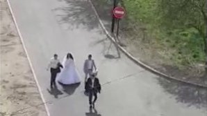 Свадьба во время пандемии: в столице очевидец заснял с балкона праздничную фотосессию