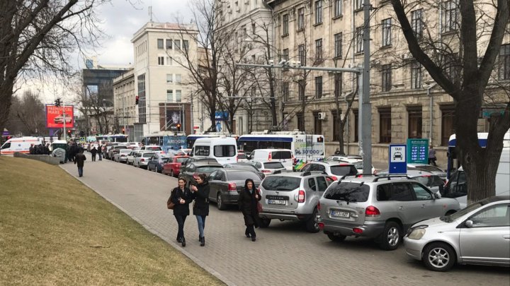 В центре Кишинева затруднено движение общественного транспорта (ФОТО)