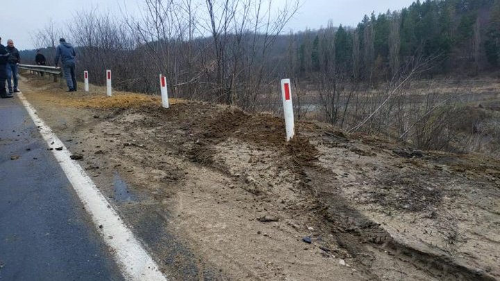 В Хынчештах автомобиль съехал в овраг на серпантине (ФОТО)