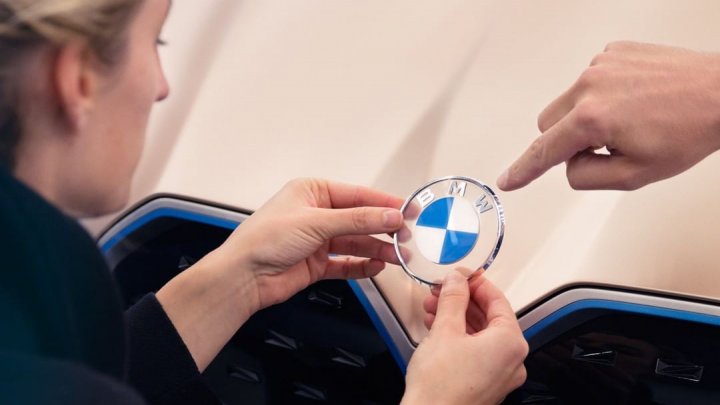 Немецкий автоконцерн BMW показал свой новый логотип