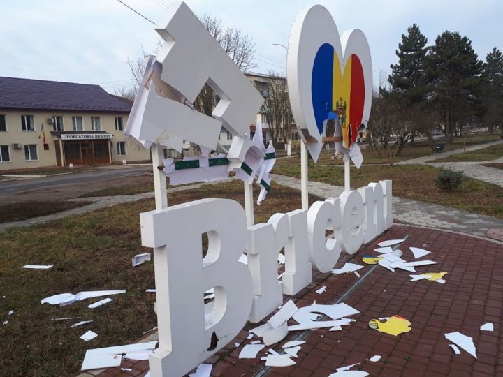 Вандалы разбили инсталляцию "Я люблю Бричаны" (ФОТО)