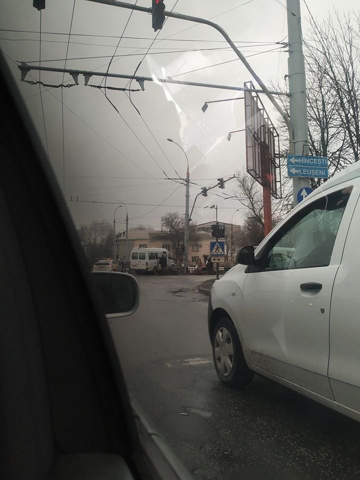 ДТП в столице: рейсовая маршрутка с пассажирами едва не упала с моста (ФОТО)