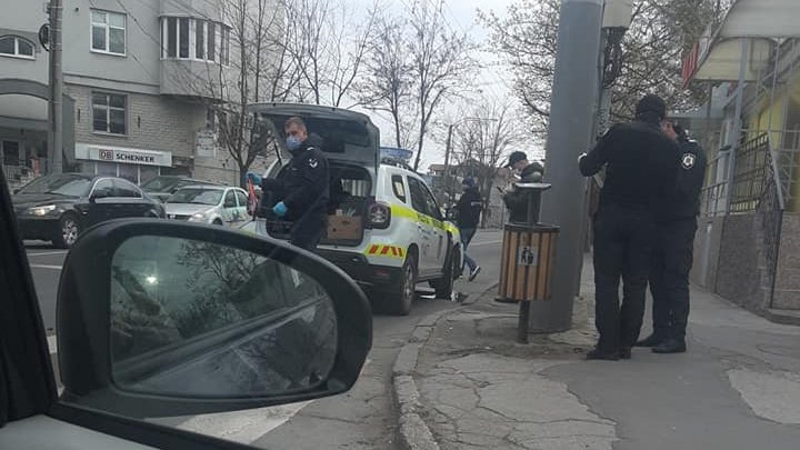 В Кишиневе полицейская машина столкнулась с легковушкой (ФОТО)