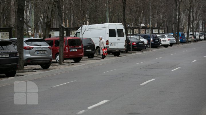 На пяти столичных улицах запретили парковаться по правой стороне проезжей части