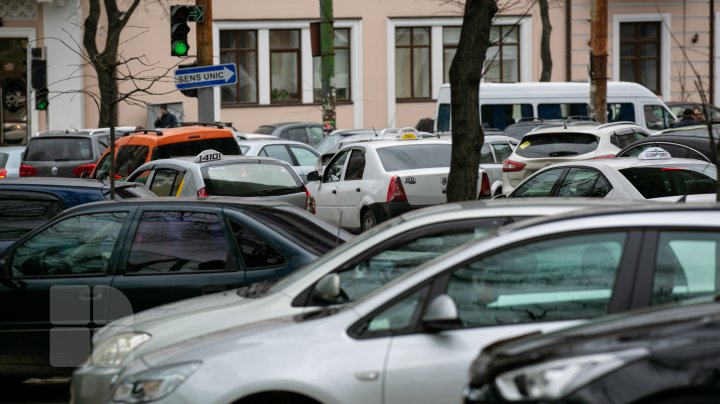 На пяти столичных улицах запретили парковаться по правой стороне проезжей части