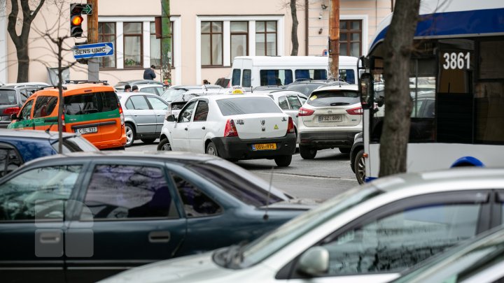 На пяти столичных улицах запретили парковаться по правой стороне проезжей части