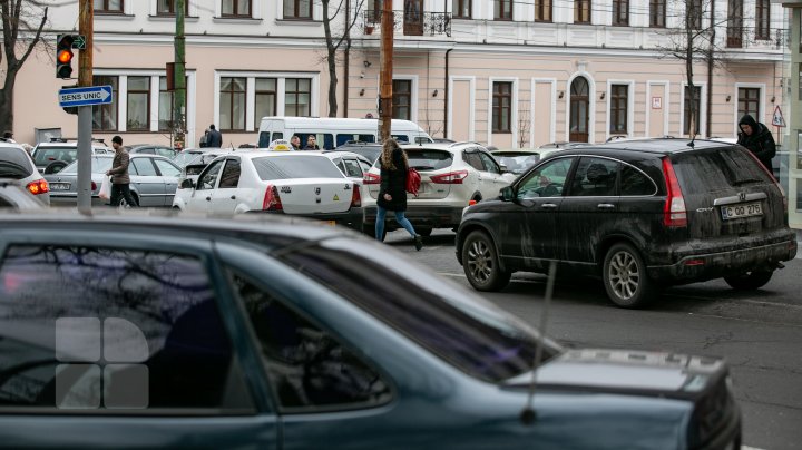 На пяти столичных улицах запретили парковаться по правой стороне проезжей части