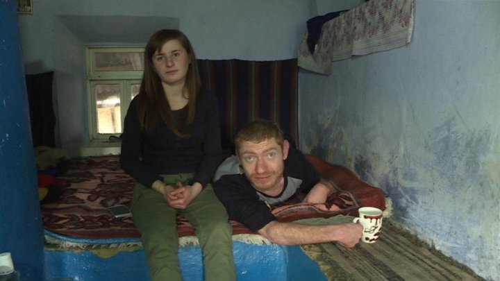 Остались одни без крыши над головой: 18-летняя девушка из села Кодрянка ухаживает за прикованным к постели братом