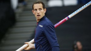 Импровизации в самоизоляции: спортсмен Рено Лавилльни прыгнул с шестом на 5,61 м во дворе дома