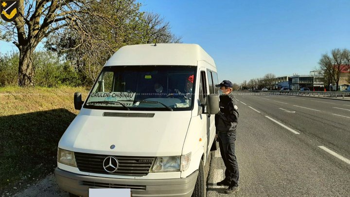 Совместные команды патрульных и карабинеров проверяют перевозчиков пассажиров на въезде в Кишинев 