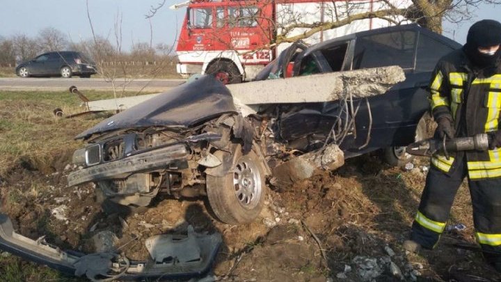 В Бричанском районе водитель застрял в раздавленной столбом машине (ФОТО)