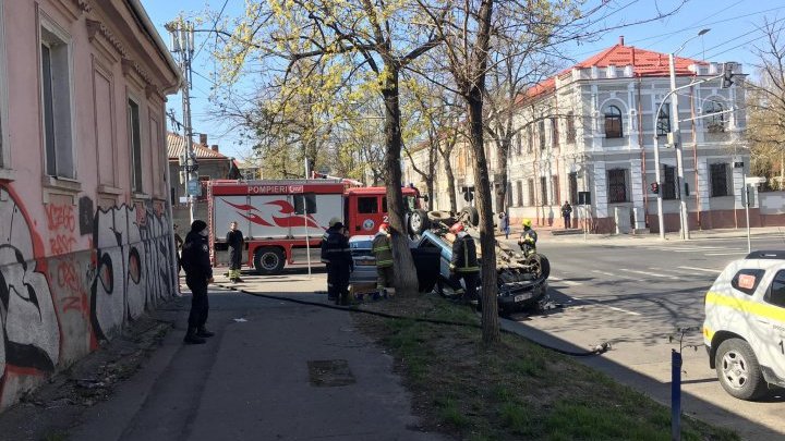 ДТП в центре Кишинева: автомобиль перевернулся на крышу (ВИДЕО)