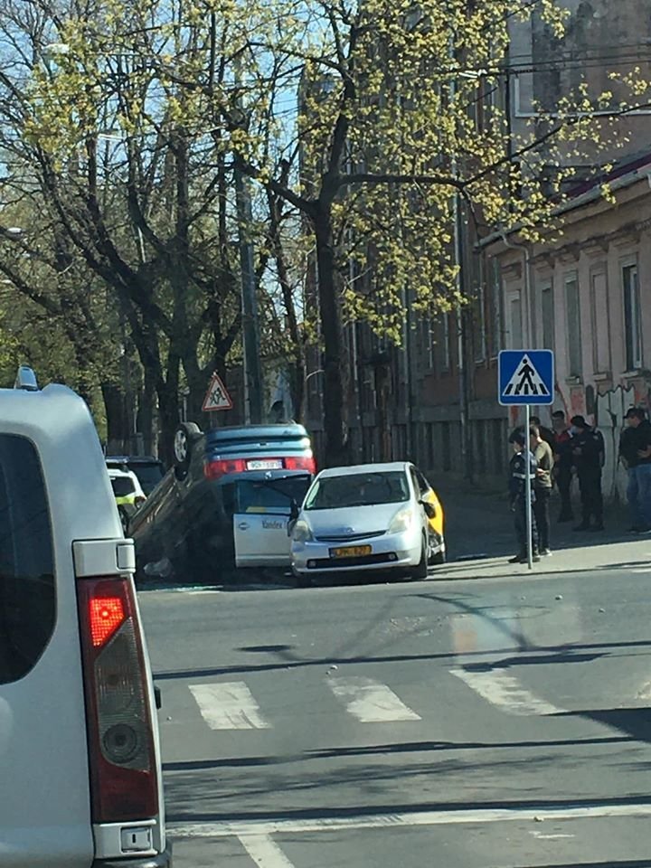 ДТП в центре Кишинева: автомобиль перевернулся на крышу (ВИДЕО)