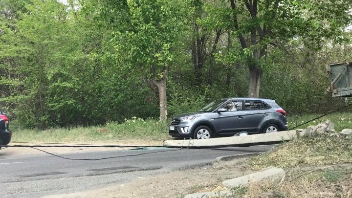 В столице на одной из улиц рухнувший электростолб перекрыл дорожное движение (ФОТО)