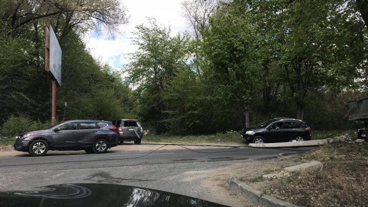 В столице на одной из улиц рухнувший электростолб перекрыл дорожное движение (ФОТО)