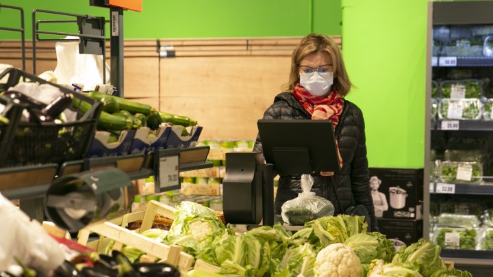 Продукты для праздничного стола: что почем в столичных магазинах (ФОТОРЕПОРТАЖ)