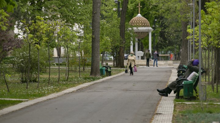 Меньше запретов с сегодняшнего дня. Как выглядят улицы и парки столицы после послабления карантинного режима (ФОТОРЕПОРТАЖ)