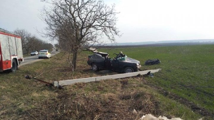 В Бричанском районе водитель застрял в раздавленной столбом машине (ФОТО)