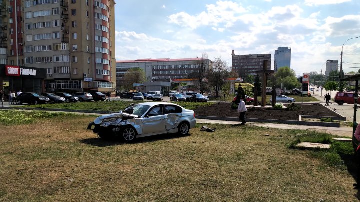 Очередная авария с участием BMW: полицейские выясняют подробности случившегося (ФОТО)