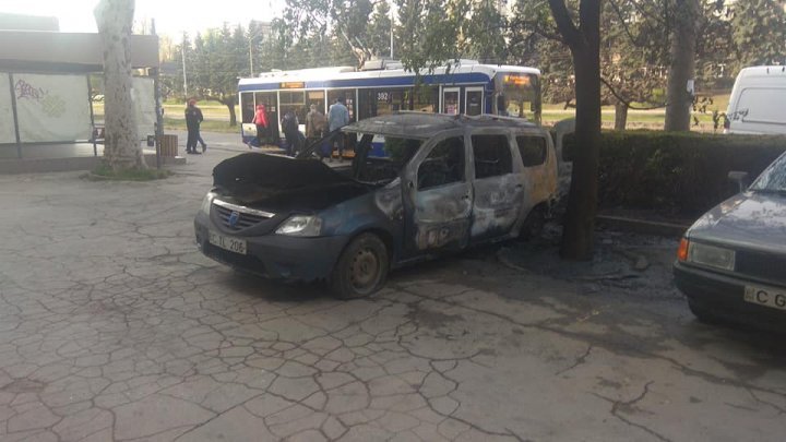 В столице сгорели две машины: один автомобиль был уничтожен полностью (ФОТО)