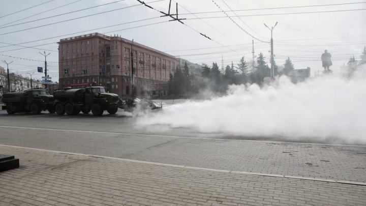 В Челябинске для распыления санитайзера привлекли аэродромную технику (ФОТО, ВИДЕО)