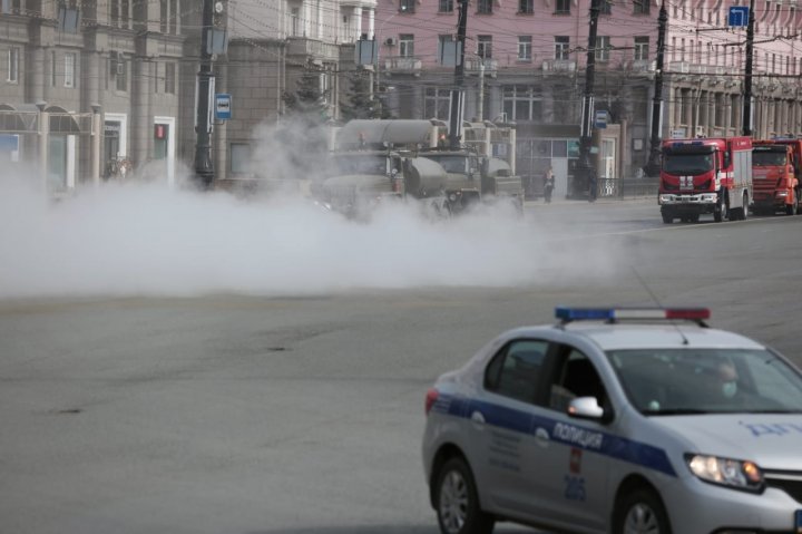 В Челябинске для распыления санитайзера привлекли аэродромную технику (ФОТО, ВИДЕО)