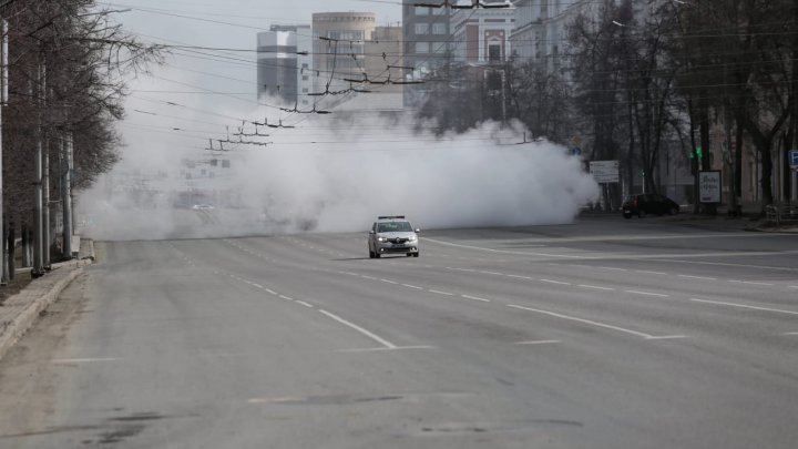 В Челябинске для распыления санитайзера привлекли аэродромную технику (ФОТО, ВИДЕО)